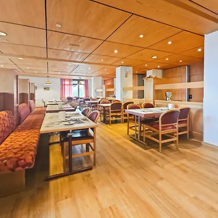 Aeschi Park מלון